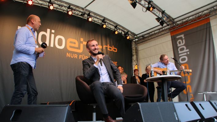 radioeins-Chef Robert Skuppin kommt auf die Bühne © radioeins