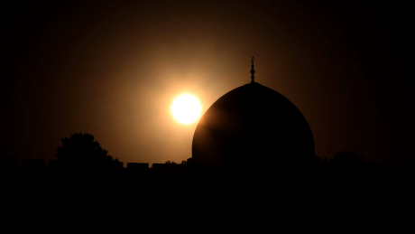Dunkle Zeiten im Nahost-Konflikt. Sonnenuntergang hinter dem Felsendom auf dem Tempelberg in Jerusalem