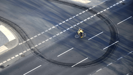 Ein Radfahrer fährt mittig auf der Fahrbahn © imago images/Steinach