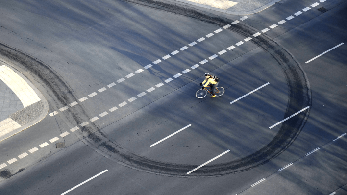 Ein Radfahrer fährt mittig auf der Fahrbahn © imago images/Steinach