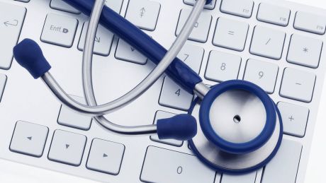 Symbolbild für Datenerhebung in der Medizin: Ein Stethoskop liegt auf einer Computer-Tastatur © imago/McPHOTO
