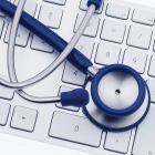 Symbolbild für Datenerhebung in der Medizin: Ein Stethoskop liegt auf einer Computer-Tastatur © imago/McPHOTO