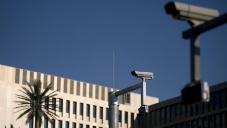 Überwachungskamera am Neubau der Zentrale vom Bundesnachrichtendienst BND in Berlin-Mitte © imago/IPON