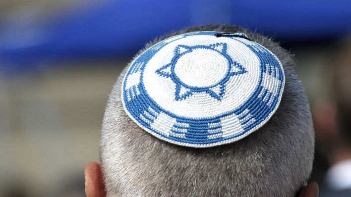 Ein Mann trägt eine Kippa © imago images/Seeliger