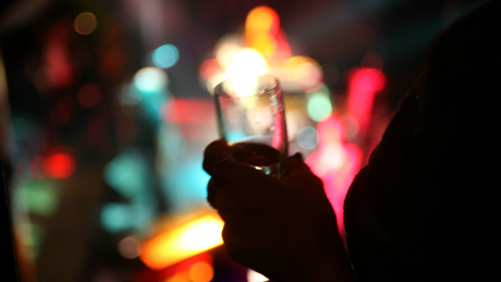 Partygast mit Glas in der Hand © imago/Horst Rudel