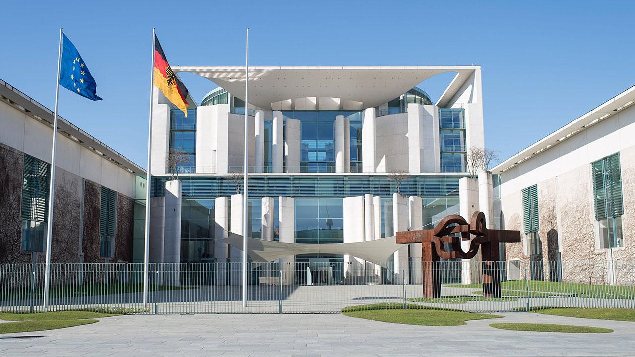 Koalitionsgipfel: Merkel, Seehofer und Gabriel beraten im Bundeskanzleramt um eine Lösung im Flüchtlingsstreit © imago images/Christian Ditsch