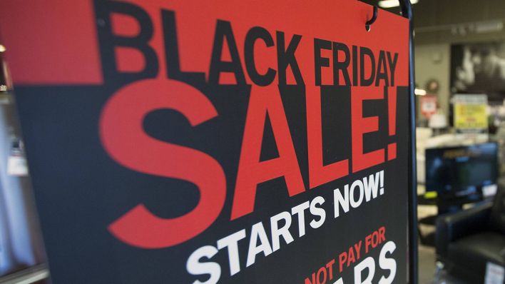 Ein Plakat zum Start des Black Fridays © imago images/ZUMA Press