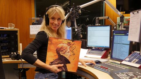 radioeins Musikchefin Anja Caspary am Mikrofon - hier mit ihrer signierten Bowie-Platte "Low" © radioeins/Melzer