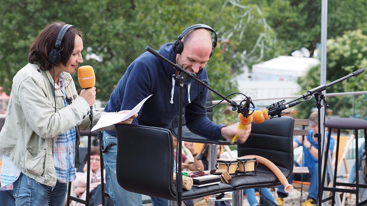 Der geklöppelte Wikipedia-Eintrag: Marion Brasch und Simon Brauer in Aktion © radioeins/Saupe