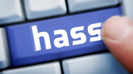 Symbolbild für Hass-Kommentare im Internet: eine Computertaste mit der Aufschrift "Hass" © imago images/Christian Ohde