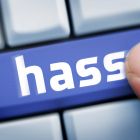 Symbolbild für Hass-Kommentare im Internet: eine Computertaste mit der Aufschrift "Hass" © imago images/Christian Ohde