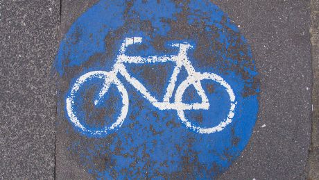 Eine Radweg-Markierung auf dem Straßenbelag © imago images/Jochen Tack