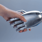 Ein Mensch und ein Roboter geben sich die Hände © imago images/View Stock