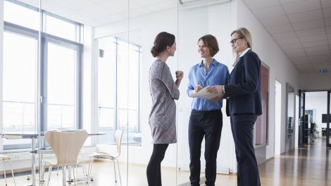 Business-Frauen stehen in einem Büro © imago/Westend61