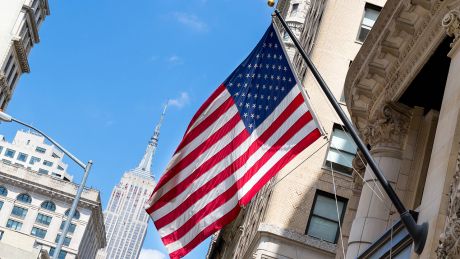 Eine US-Flagge weht in New York City © imago/Eibner Europa