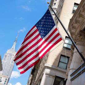 Eine US-Flagge weht in New York City © imago/Eibner Europa