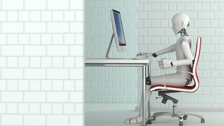 Ein Roboter arbeitet an einem Schreibtisch © imago images/Westend61