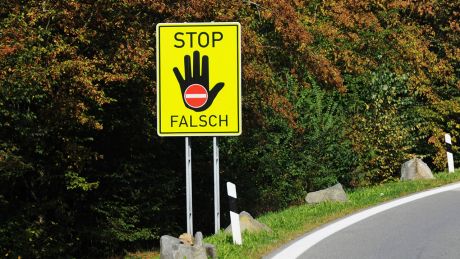 Hinweisschilder sollen Geisterfahrer davon abhalten, in die falsche Richtung zu steuern © imago/Manfred Segerer