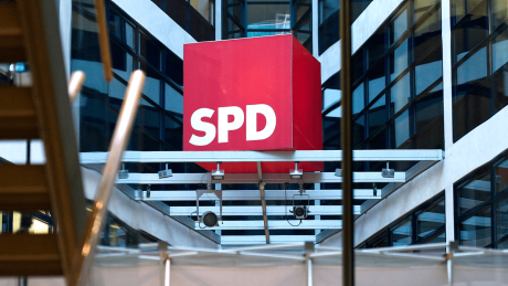 Ein roter Würfel mit dem Logo der SPD im Willy-Brandt-Haus in Berlin © imago images/CommonLens