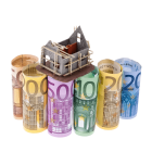 Geldscheine mit einem Modell eines Haus-Rohbaus © imago images/McPHOTO