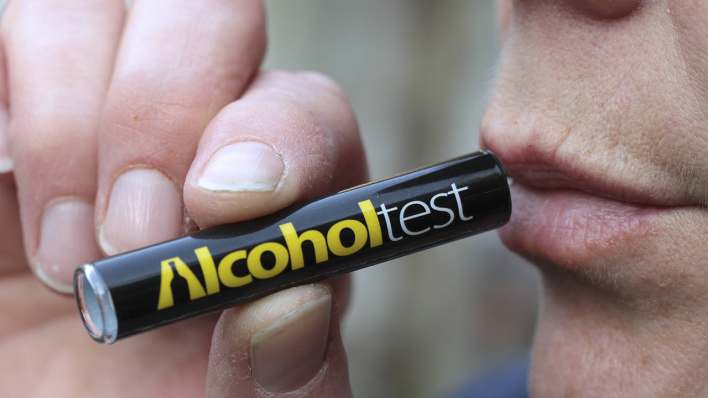 Alkoholtester © imago/Jürgen Schwarz