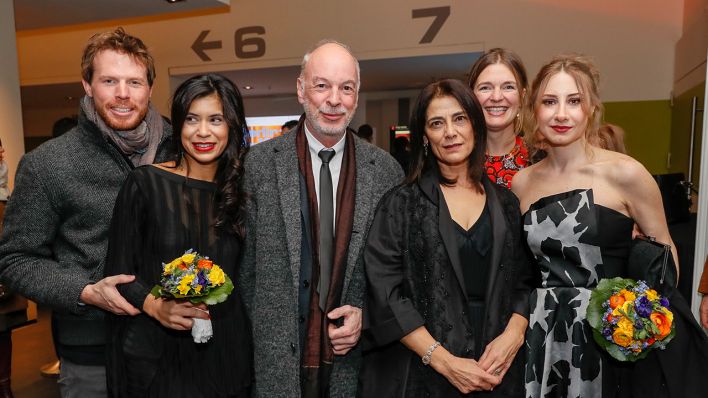 Das Team von "Insyriated": Regisseur Philippe Van Leeuw (mi.) sowie die Schauspielerinnen Hiam Abbass (3.v.r.), Diamand Abou Abboud (re.) und Juliette Navi (2.v.l.) © Panorama/Brigitte Dummer