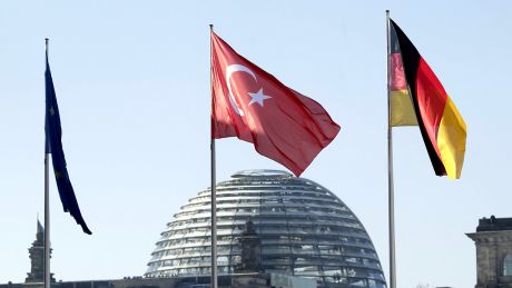 Flaggen von Deutschland und der Türkei wehen vor dem Reichstag in Berlin © imago/Metodi Popow