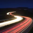 Leuchtspuren auf einer Autobahn © imago images/imagebroker
