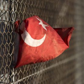 Eine türkische Fahne ist an einen Zaun geknotet © imago images/Gustavo Alabiso