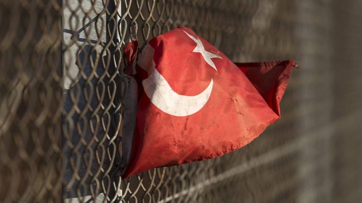 Eine türkische Fahne ist an einen Zaun geknotet © imago images/Gustavo Alabiso
