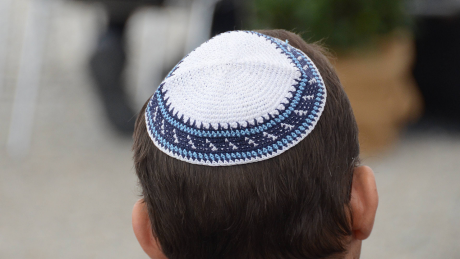 Ein junger Mann mit einer Kippa auf dem Kopf © imago/Christine Roth