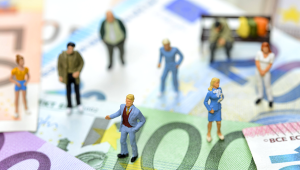 Miniaturfiguren auf Geldscheinen © imago/Christian Ohde