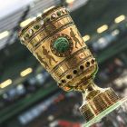 Der DFB-Pokal steht im Stadion © imago images/Oliver Ruhnke