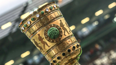 Der DFB-Pokal steht im Stadion © imago images/Oliver Ruhnke