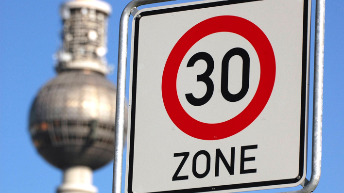Tempo 30-Zone - Straßenschild vor dem Fernsehturm in Berlin © imago/Steinach