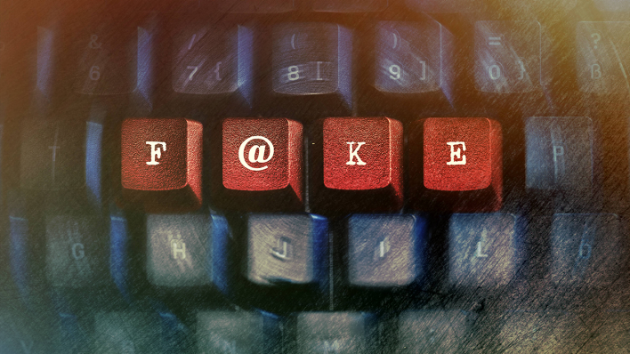 Schriftzug "Fake" auf einer Computertastatur © imago images/Christian Ohde