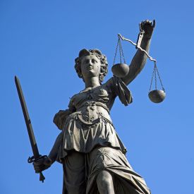 Justitia mit Schwert und Waage © imago/imagebroker