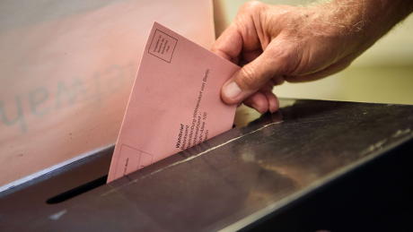 Briefwahl: Ein Wähler wirft seinen ausgefüllten Wahlzettel für die Bundestagswahl in eine Wahlurne © dpa