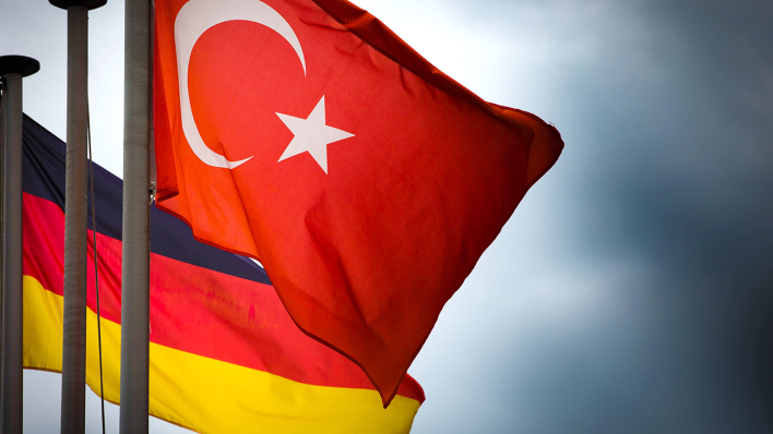 Fahnen von Deutschland und der Türkei © imago/CHROMORANGE