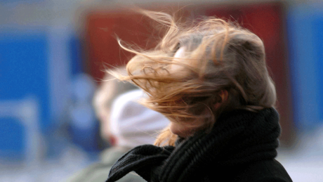 Eine Windböe zersaust das Haar einer jungen Frau in Berlin © imago/PEMAX