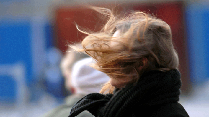 Eine Windböe zersaust das Haar einer jungen Frau in Berlin © imago/PEMAX