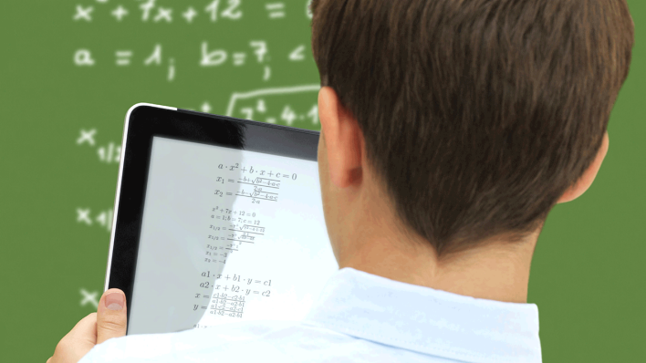 Ein Schüler mit einen Tablet mit mathematischen Gleichungen © imago images/imagebroker