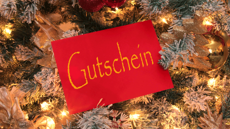 Roter Briefumschlag mit der Aufschrift "Gutschein" © imago images/Ralph Peters