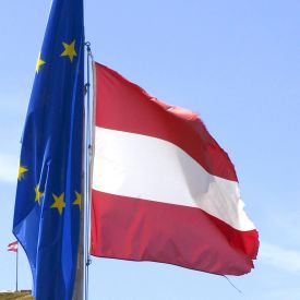 Die Flaggen von der Europäischen Union und Österreich wehen in der Alpenrepublik © imago/allOver