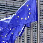 Flaggen der EU vor dem Berlaymont-Gebäude der EU-Kommission in Brüssel © imago images/Rainer Unkel