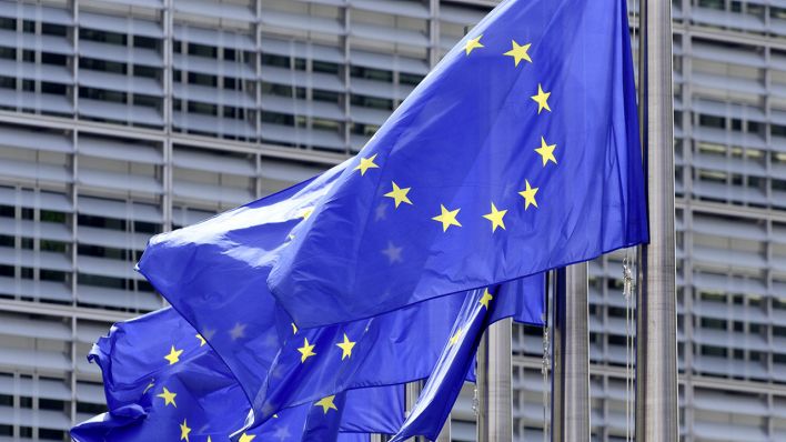 Flaggen der EU vor dem Berlaymont-Gebäude der EU-Kommission in Brüssel © imago images/Rainer Unkel
