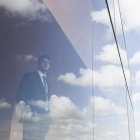 Ein Geschäftsmann blickt aus einem modernen Bürogebäude © imago images/Science Photo Library
