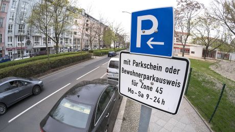 Hinweisschild zum kostenpflichtigen Parken oder Parken mit einem Bewohnerparkausweis © imago/Seeliger