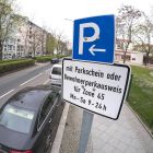 Hinweisschild zum kostenpflichtigen Parken oder Parken mit einem Bewohnerparkausweis © imago/Seeliger