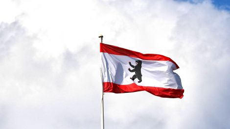 Die Berliner Landesflagge weht im Wind © imago/Marius Schwarz